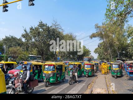 Tuk-tuks (Auto-Rikschas) an der Ampel in Old Delhi, Delhi, Indien Stockfoto