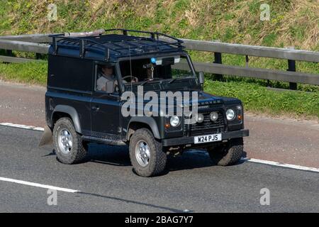 2005 Black Land Rover Defender 90 TD5; Fahrzeugverkehr, Fahrzeuge bewegen, Fahrzeugfahren, Straßen, Motoren, Autofahren auf der Autobahn M6 Stockfoto