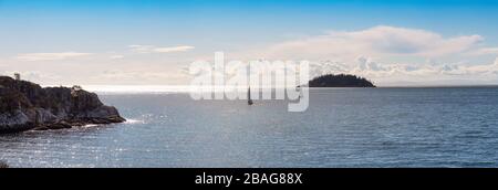 Horufeisenbucht, West Vancouver, British Columbia, Kanada. Schöne Panorama-Aussicht auf die kanadische Landschaft einer Rocky Island an der Pazifik-Westküste in Whytec Stockfoto