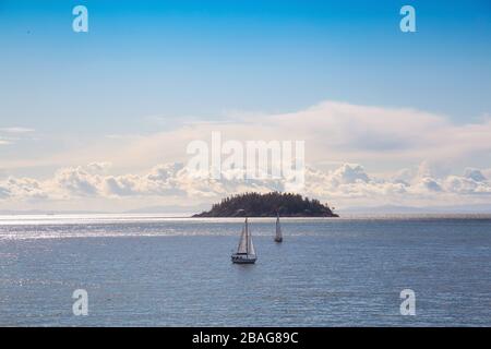 Horufeisenbucht, West Vancouver, British Columbia, Kanada. Schöne Panorama-Aussicht auf die kanadische Landschaft einer Rocky Island an der Pazifik-Westküste in Whytec Stockfoto