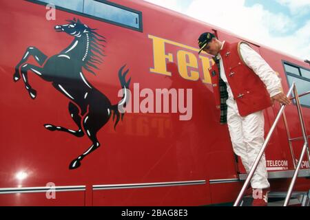 firo: Formel 1, Saison 1995 Sport, Motorsport, Formel 1, Archiv, Archivbilder Team Ferrari (1996-2006), Testfahrt Michael Schumacher, Deutschland, war Formel-1-Fahrer von 1991 bis 2006 und 2010 bis 2012, Schumacher war 7, sieben Mal, Formel 1, Weltmeister, deutscher Nationalhelden, brachte Formel 1 nach Deutschland, Einer der größten Deutschen Michael Schumacher, ganze Figur, Ferrari, fährt zunächst für Ferrari, symbolisches Image, vor dem Ferrari-Logo, Wappen und Verwendung weltweit Stockfoto