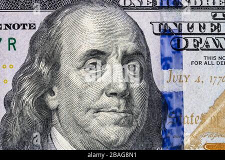 Nahaufnahme der Makrodetails von Geldscheinen in US-Dollar, Detailfoto von US-Dollar. Weltgeldkonzept, Inflation und Sparkonzept Stockfoto