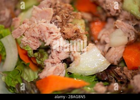 Thunfisch-Salat aus nächster Nähe. Konzept : gesunde Essgewohnheiten. Stockfoto
