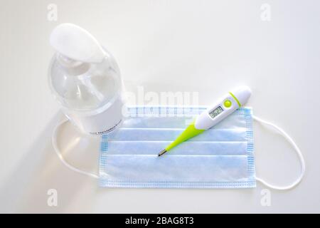 Konzept zur Hygiene- und Vorbeugung von Krankheiten. Händesinfektionsgel, chirurgische Gesichtsmaske und Thermometer. Stockfoto