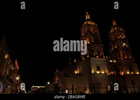 Historisches Zentrum von Durango, Durango, Mexiko. Durango-Architektur und alte Gebäude. Durango-Kathedrale, Kiosk. Mexikanische Traditionen, beliebte Messe in M Stockfoto