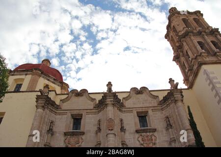 Historisches Zentrum von Durango, Durango, Mexiko. Durango-Architektur und alte Gebäude. Durango-Kathedrale, Kiosk. Mexikanische Traditionen, beliebte Messe in M Stockfoto