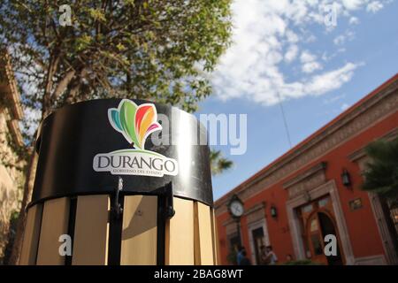 Historisches Zentrum von Durango, Durango, Mexiko. Durango-Architektur und alte Gebäude. Durango-Kathedrale, Kiosk. Mexikanische Traditionen, beliebte Messe in M Stockfoto