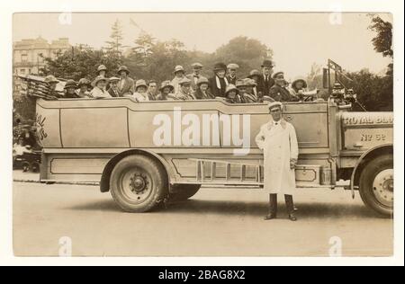 Anfang 1900 wurde die Postkarte des Royal Blue Charabanc Exkurses mit uniformiertem Fahrer, Charabanc-Bus Nr. 6D, The London Hotel in Background, Bournemouth, Dorset, England, Großbritannien, Großbritannien, Großbritannien, ca. Anfang der 1920er Jahre ausgestellt. Stockfoto