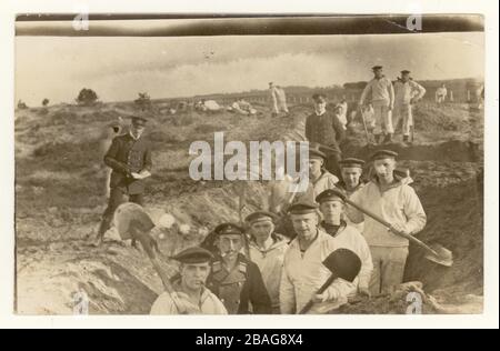 Deutsche WW1-Zeitkarte der preussischen Marineinfanteristen mit Spaten, Schützengraben, 31. März 1915 an eine Familie in Kasten, Bayern, Deutschland geschickt. Stockfoto