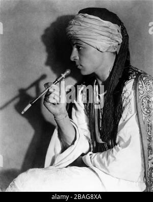 RUDOLPH VALENTINO Profilporträt als Ahmed Ben Hassan im SHEIK Regisseur George MELFORD Roman Edith Maude Hull Paramount Pictures aus dem Jahr 1921 Stockfoto