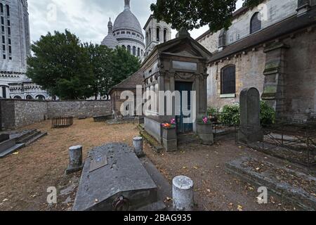 Friedhof in der Nähe der Kirche Sankt Peter von Montmartre (Église Saint-Pierre de Montmartre), Paris, Frankreich Stockfoto