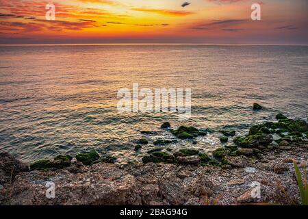 sonnenaufgang über dem Meer im Naturschutzgebiet Punta Aderci (oder Punta d'Erce). Vasto, Provinz Chieti, Abruzzen, Italien, Europa Stockfoto