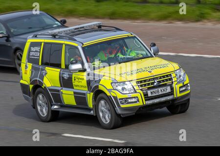 Verkehrsoffizier der Highways Agency, der auf der Autobahn M6, Chorley, Großbritannien, fährt Stockfoto