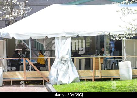 New York, USA. März 2020. Ein Triage Zelt im Garten am Bellevue Hospital als Krankenhäuser in der ganzen Stadt bereiten sich auf eine Flut von COVID-19-Fällen vor, die eine medizinische Behandlung erfordern; in New York, NY, USA am Freitag, 27. März 2020. (Foto von Albin Lohr-Jones/Sipa USA) Credit: SIPA USA/Alamy Live News Stockfoto