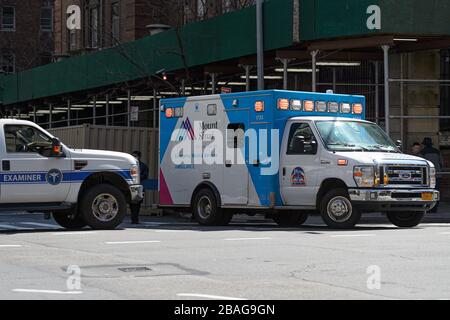 New York, USA. März 2020. Ein Krankenwagen verlässt die Eingangsrampe des NYC Chief Medical Examiner's Office, während Krankenhäuser in der ganzen Stadt sich auf einen Anstieg von COVID-19-Fällen vorbereiten, die eine medizinische Behandlung erfordern; in New York, NY, USA am Freitag, 27. März 2020. (Foto von Albin Lohr-Jones/Sipa USA) Credit: SIPA USA/Alamy Live News Stockfoto