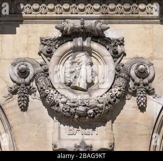 Medaillon mit Porträt des Komponisten Johann Sebastian Bach an der Fassade Opera National de Paris Stockfoto