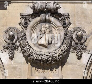 Medaillon mit Porträt des Komponisten Giovanni Battista Pergolesi (Pergolese) an der Fassade Opera National de Paris Stockfoto