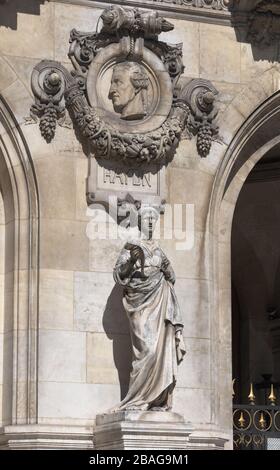 Details zur Fassade der Opera National de Paris: Statue des Liedes von Dubois und Vatinelle und Medaillon von Haydn Stockfoto