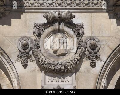 Medaillon mit Porträt des Komponisten Joseph Haydn an der Fassadenoper National de Paris Stockfoto