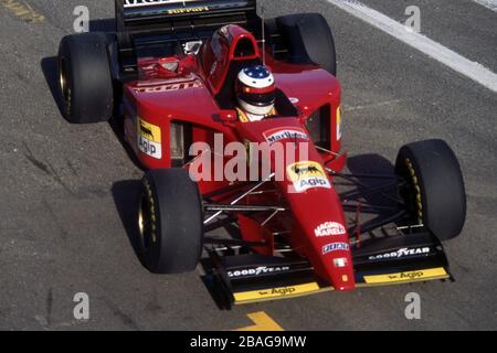 firo: Formel 1, Saison 1995 Sport, Motorsport, Formel 1, Archiv, Archivbilder Team Ferrari (1996-2006), Testfahrt Michael Schumacher, Deutschland, war Formel-1-Fahrer von 1991 bis 2006 und 2010 bis 2012, Schumacher war 7, sieben Mal, Formel 1, Weltmeister, deutscher Nationalhelden, brachte Formel 1 nach Deutschland, Einer der größten Deutschen Michael Schumacher im Auto, Ferrari, erste Rennen für Ferrari, von oben nach   Einsatz weltweit Stockfoto