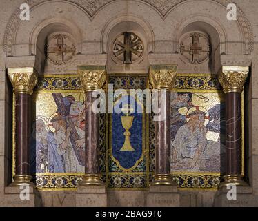 Mosaiken in der Basilika Sacré-Coeur in Paris. Mit den Namen der französischen Bürger, die den Bau des Sacre Coeur finanziert haben (unter Spalten) Stockfoto