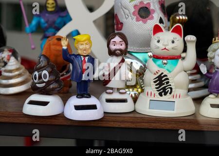 Haufen von Poo, Trump, Jesus und der Fortune Cat Stockfoto