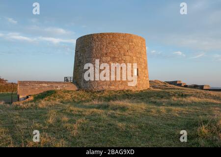 Goldene Stunde im Lewis Tower, St Ouen Bay, Jersey, Kanalinseln. Erbaut im Jahr 1835. Stockfoto