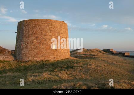 Goldene Stunde im Lewis Tower, St Ouen Bay, Jersey, Kanalinseln. Erbaut im Jahr 1835. Stockfoto