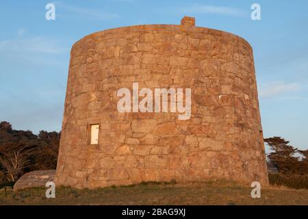 Goldene Stunde im Lewis Tower, St Ouen Bay, Jersey, Kanalinseln. Erbaut im Jahr 1835. Stockfoto