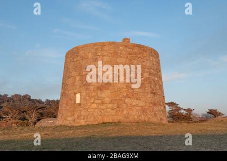 Goldene Stunde im Lewis Tower, St Ouen Bay, Jersey, Kanalinseln. Erbaut im Jahr 1835. Stockfoto