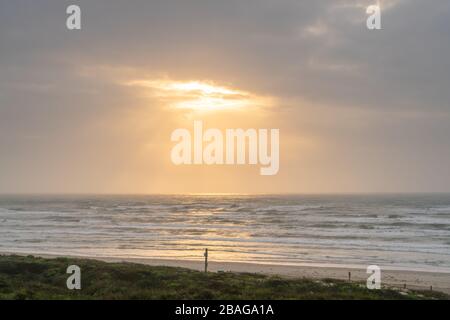 Blick auf die Sonnenstrahlen, die durch den wolkenlosen Himmel in Texas Beach ragen Stockfoto