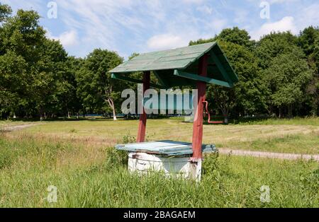 Alter Brunnen im Sommertag Stockfoto