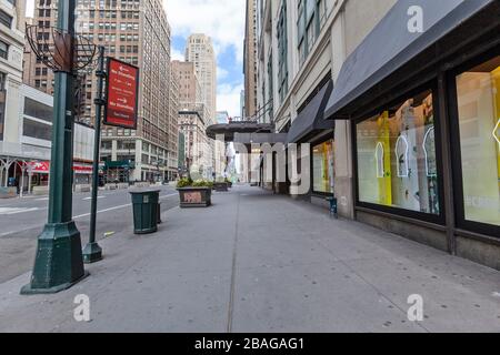 Few people walk and few automobiles travel on the empty streets in New York City because of COVID-19, Coronavirus. Stockfoto