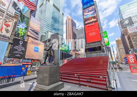 Times Square, 42nd Street, ist in New York City wegen COVID-19, Coronavirus fast leer. Stockfoto