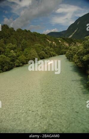 Smaragdgrüner Fluss Soca in Slowenien, alpiner Gebirgsfluss Stockfoto