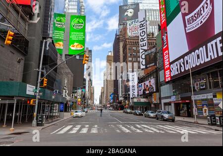 Few automobiles travel on the empty streets in New York City because of COVID-19, Coronavirus. Stockfoto