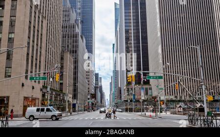 Wenige Autos fahren wegen COVID-19, Coronavirus, auf den leeren Straßen in New York City. Stockfoto