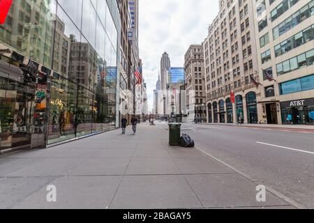 Few people walk and few automobiles travel on the empty streets in New York City because of COVID-19, Coronavirus. Stockfoto
