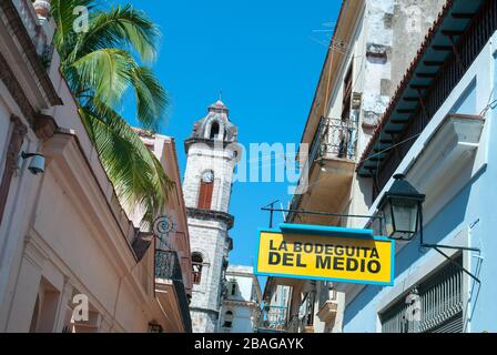 Außenansicht von La Bodeguita del Medio mit Kathedrale, Havanna, Kuba Stockfoto