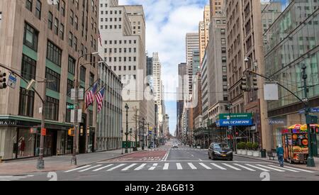 Wenige Autos fahren wegen COVID-19, Coronavirus, auf den leeren Straßen in New York City. Stockfoto