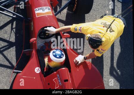firo: Formel 1, Saison 1995 Sport, Motorsport, Formel 1, Archiv, Archivbilder Team Ferrari (1996-2006), Testfahrt Michael Schumacher, Deutschland, war Formel-1-Fahrer von 1991 bis 2006 und 2010 bis 2012, Schumacher war 7, sieben Mal, Formel 1, Weltmeister, deutscher Nationalhelden, brachte Formel 1 nach Deutschland, Einer der größten Deutschen Michael Schumacher im Auto, Ferrari, erste Rennen für Ferrari, von oben nach   Einsatz weltweit Stockfoto