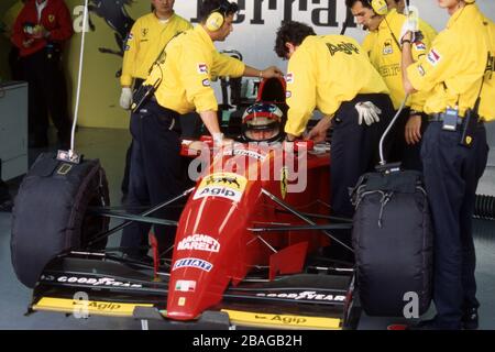 firo: Formel 1, Saison 1995 Sport, Motorsport, Formel 1, Archiv, Archivbilder Team Ferrari (1996-2006), Testfahrt Michael Schumacher, Deutschland, war Formel-1-Fahrer von 1991 bis 2006 und 2010 bis 2012, Schumacher war 7, sieben Mal, Formel 1, Weltmeister, deutscher Nationalhelden, brachte Formel 1 nach Deutschland, Einer der größten Deutschen Michael Schumacher im Auto, Ferrari, fährt erstmals für Ferrari, weltweit im Einsatz Stockfoto