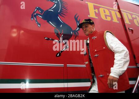 firo: Formel 1, Saison 1995 Sport, Motorsport, Formel 1, Archiv, Archivbilder Team Ferrari (1996-2006), Testfahrt Michael Schumacher, Deutschland, war Formel-1-Fahrer von 1991 bis 2006 und 2010 bis 2012, Schumacher war 7, sieben Mal, Formel 1, Weltmeister, deutscher Nationalhelden, brachte Formel 1 nach Deutschland, Einer der größten Deutschen Michael Schumacher, ganze Figur, Ferrari, fährt zunächst für Ferrari, symbolisches Image, vor dem Ferrari-Logo, Wappen und Verwendung weltweit Stockfoto