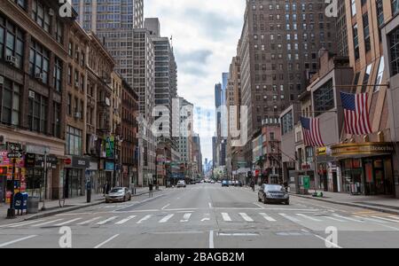 Few automobiles travel on the empty streets in New York City because of COVID-19, Coronavirus. Stockfoto