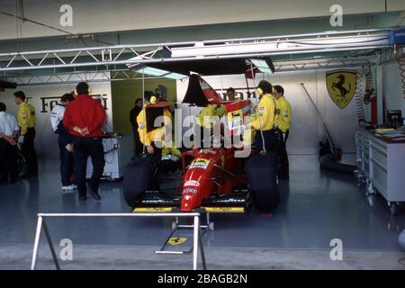 firo: Formel 1, Saison 1995 Sport, Motorsport, Formel 1, Archiv, Archivbilder Team Ferrari (1996-2006), Testfahrt Michael Schumacher, Deutschland, war Formel-1-Fahrer von 1991 bis 2006 und 2010 bis 2012, Schumacher war 7, sieben Mal, Formel 1, Weltmeister, deutscher Nationalhelden, brachte Formel 1 nach Deutschland, Einer der größten Deutschen Michael Schumacher im Auto, Ferrari, fährt erstmals für Ferrari, weltweit im Einsatz Stockfoto