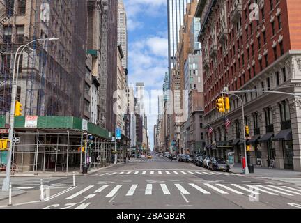 Few automobiles travel on the empty streets in New York City because of COVID-19, Coronavirus. Stockfoto