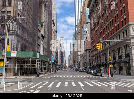 Wenige Autos fahren wegen COVID-19, Coronavirus, auf den leeren Straßen in New York City. Stockfoto