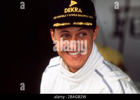 firo: Formel 1, Saison 1995 Sport, Motorsport, Formel 1, Archiv, Archivbilder Team Ferrari (1996-2006), Testfahrt Michael Schumacher, Deutschland, war Formel-1-Fahrer von 1991 bis 2006 und 2010 bis 2012, Schumacher war 7, sieben Mal, Formel 1, Weltmeister, deutscher Nationalhelden, brachte Formel 1 nach Deutschland, Einer der größten Deutschen Michael Schumacher, Ferrari, erste Rennen für Ferrari, Halbfigur, lacht, lächelt weltweit Stockfoto