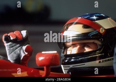 firo: Formel 1, Saison 1995 Sport, Motorsport, Formel 1, Archiv, Archivbilder Team Ferrari (1996-2006), Testfahrt Michael Schumacher, Deutschland, war Formel-1-Fahrer von 1991 bis 2006 und 2010 bis 2012, Schumacher war 7, sieben Mal, Formel 1, Weltmeister, deutscher Nationalhelden, brachte Formel 1 nach Deutschland, Einer der größten Deutschen Michael Schumacher im Auto, Ferrari, fährt weltweit erstmals für Ferrari, Halbfigur, Geste Stockfoto