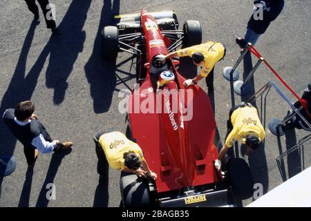 firo: Formel 1, Saison 1995 Sport, Motorsport, Formel 1, Archiv, Archivbilder Team Ferrari (1996-2006), Testfahrt Michael Schumacher, Deutschland, war Formel-1-Fahrer von 1991 bis 2006 und 2010 bis 2012, Schumacher war 7, sieben Mal, Formel 1, Weltmeister, deutscher Nationalhelden, brachte Formel 1 nach Deutschland, Einer der größten Deutschen Michael Schumacher im Auto, Ferrari, erste Rennen für Ferrari, von oben nach   Einsatz weltweit Stockfoto